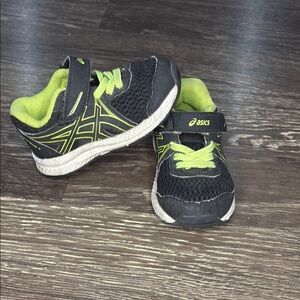 Boys asics tennis shoes green and black size k5